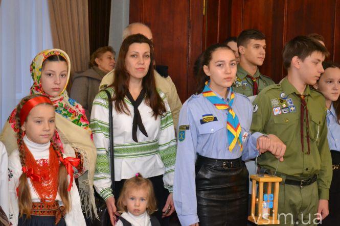 Новини Хмельницького - фото з Хмельницькому передали Вифлеємський вогонь (ФОТО, ВІДЕО) Хмельницькому передали Вифлеємський вогонь (ФОТО, ВІДЕО), фото №1 на сайті vsim.ua