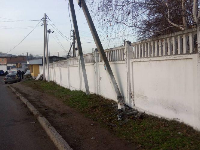 На Комарова Mercedes на єврономерах в'їхав в електроопору, фото №1 на сайті 20minut.ua