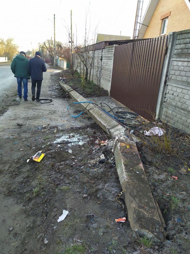 По вулиці Центральна ДТП: водій збив електроопору (+ФОТО), фото №4 на сайті 20minut.ua