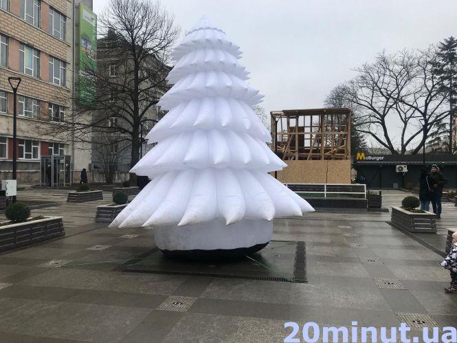 Новини Тернополя - фото з Хай-тек ялинка на Чорновола: яка вона і скільки стоятиме Хай-тек ялинка на Чорновола: яка вона і скільки стоятиме, фото №1 на сайті 20minut.ua