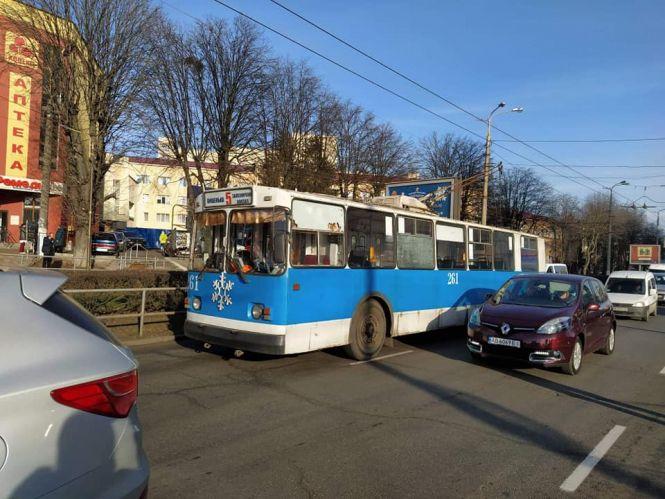 Новини Вінниці - фото з Розбите скло та поліція. Біля Урожаю пошкодили тролейбус Розбите скло та поліція. Біля Урожаю пошкодили тролейбус, фото №1 на сайті 20minut.ua