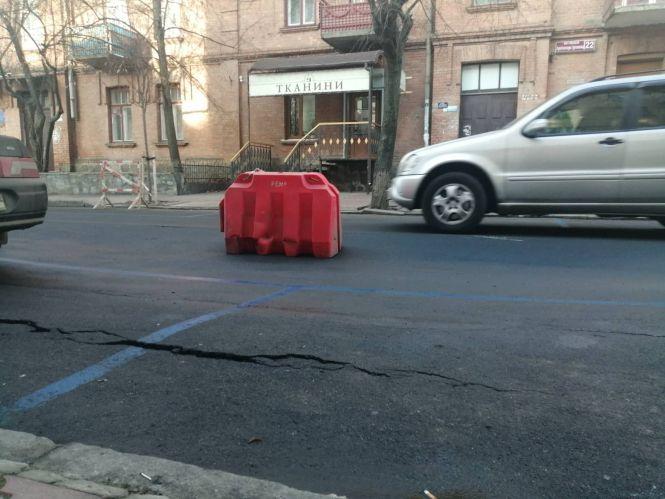 Новини Вінниці - фото з На Артинова через пошкодження водогону просів асфальт. Без води зараз будинки в Центрі На Артинова через пошкодження водогону просів асфальт. Без води зараз будинки в Центрі, фото №1 на сайті 20minut.ua