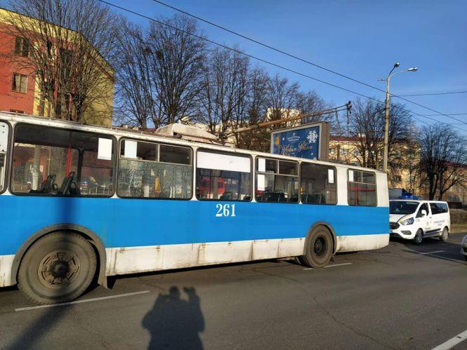 Новини Вінниці - фото з Розбите скло та поліція. Біля Урожаю пошкодили тролейбус Розбите скло та поліція. Біля Урожаю пошкодили тролейбус, фото №2 на сайті 20minut.ua