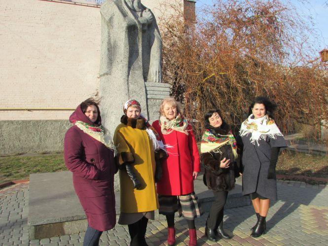 Новини Козятина - фото з Жінки-козятинчанки запустили новий флешмоб «Одягни Українську хустку» Жінки-козятинчанки запустили новий флешмоб «Одягни Українську хустку», фото №2 на сайті 20minut.ua