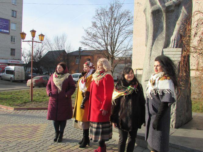 Новини Козятина - фото з Жінки-козятинчанки запустили новий флешмоб «Одягни Українську хустку» Жінки-козятинчанки запустили новий флешмоб «Одягни Українську хустку», фото №1 на сайті 20minut.ua