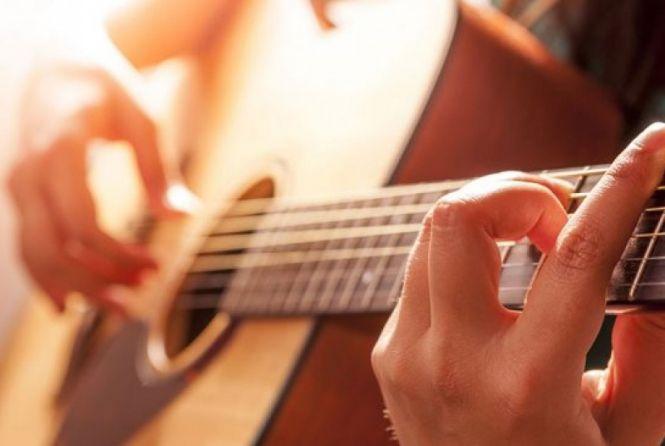 Новини Вінниці - фото з Уроки гри на гітарі: як дорослим вивчити музичну грамоту у Вінниці Уроки гри на гітарі: як дорослим вивчити музичну грамоту у Вінниці, фото №1 на сайті 20minut.ua