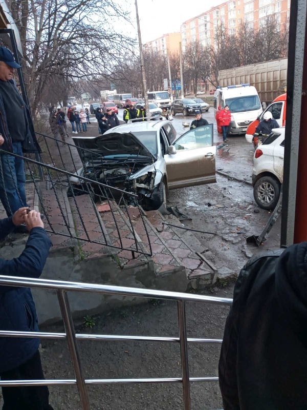 Новини Хмельницького - фото з На Хмельниччині “Volkswagen Touareg” протаранив припарковане авто (ФОТО) На Хмельниччині “Volkswagen Touareg” протаранив припарковане авто (ФОТО), фото №2 на сайті vsim.ua