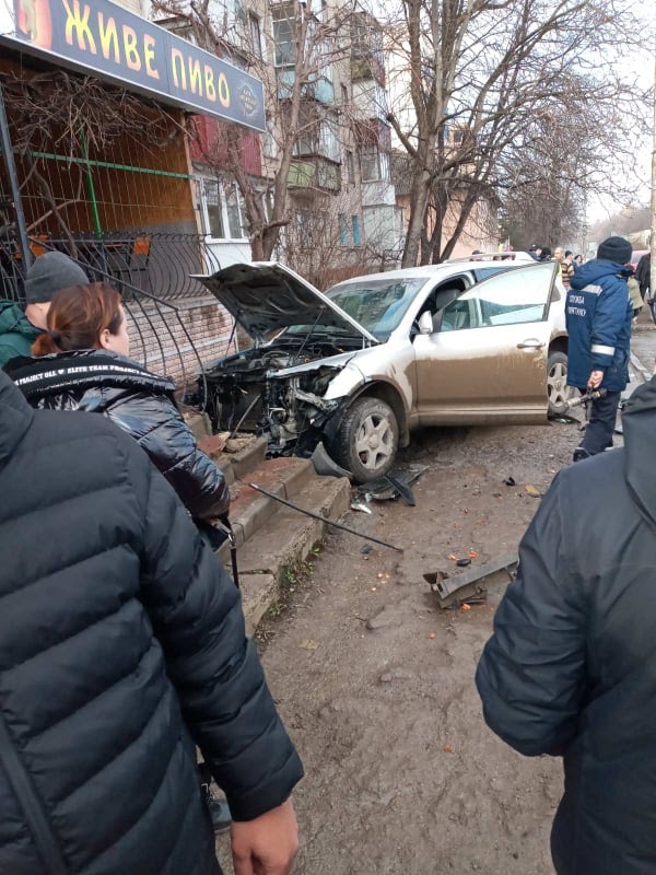 Новини Хмельницького - фото з На Хмельниччині “Volkswagen Touareg” протаранив припарковане авто (ФОТО) На Хмельниччині “Volkswagen Touareg” протаранив припарковане авто (ФОТО), фото №1 на сайті vsim.ua