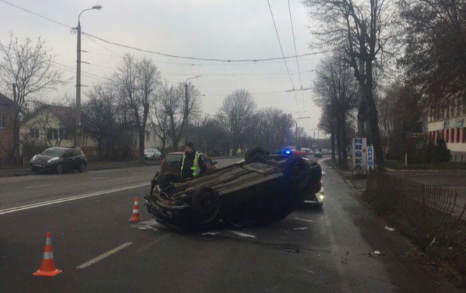 Наїхала на бордюр: на Лебединського на дах перекинувся Geely, фото №2 на сайті 20minut.ua