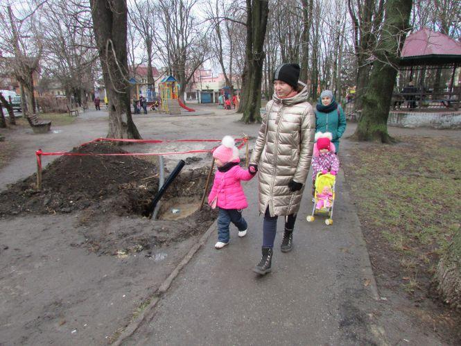 Новини Козятина - фото з Громада міста просить тротуар в міському парку Громада міста просить тротуар в міському парку, фото №1 на сайті 20minut.ua