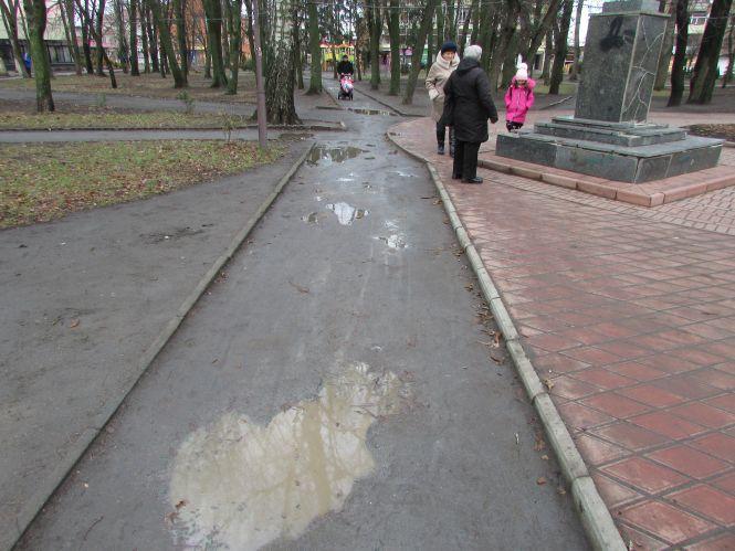 Новини Козятина - фото з Громада міста просить тротуар в міському парку Громада міста просить тротуар в міському парку, фото №2 на сайті 20minut.ua
