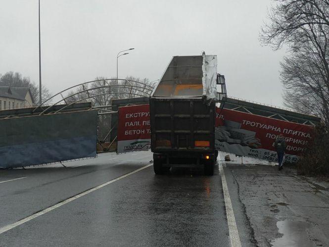 Новини Вінниці - фото з Біля західного автовокзалу фура збила рекламний щит. Рух перекритий до 20 години Біля західного автовокзалу фура збила рекламний щит. Рух перекритий до 20 години, фото №2 на сайті 20minut.ua