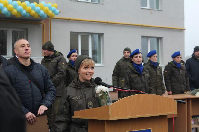 Новини Вінниці - фото з «Ми кожного Нового року загадували це бажання!» Сім’ї нацгвардійців отримали квартири «Ми кожного Нового року загадували це бажання!» Сім’ї нацгвардійців отримали квартири, фото №1 на сайті 20minut.ua
