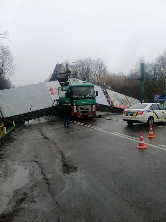 Новини Вінниці - фото з Біля західного автовокзалу фура збила рекламний щит. Рух перекритий до 20 години Біля західного автовокзалу фура збила рекламний щит. Рух перекритий до 20 години, фото №3 на сайті 20minut.ua