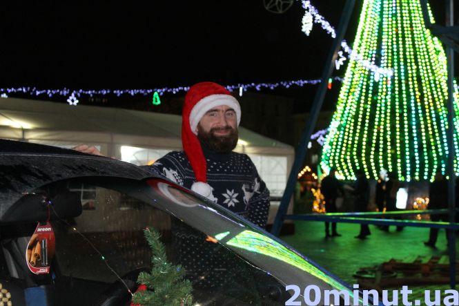 “Новорічна ялинка на колесах“: як тернопільський водій таксі дарує святковий настрій пасажирам, фото №1 на сайті 20minut.ua