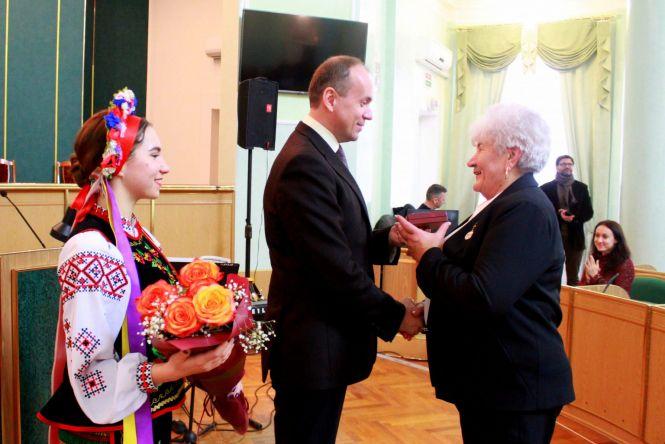 Новини Хмельницького - фото з Дмитро Габінет вручив державні нагороди та почесні відзнаки визначним хмельничанам Дмитро Габінет вручив державні нагороди та почесні відзнаки визначним хмельничанам, фото №4 на сайті vsim.ua