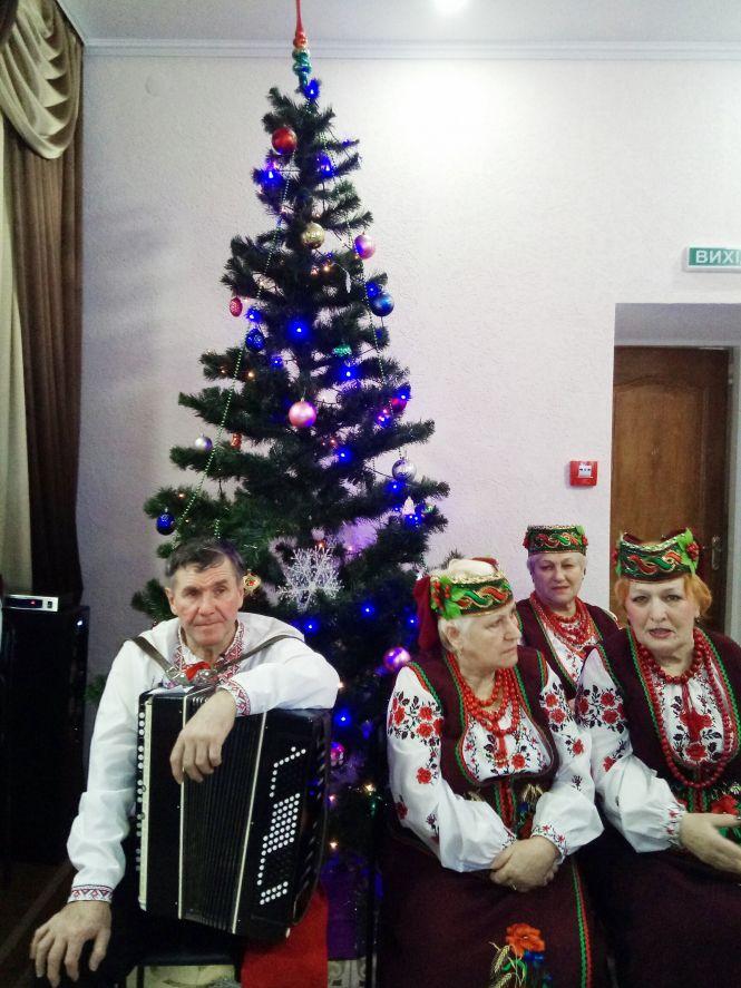 Запальний циганський танок, гуморески та щедрівки: почали святкувати Новий рік, фото №4 на сайті 20minut.ua