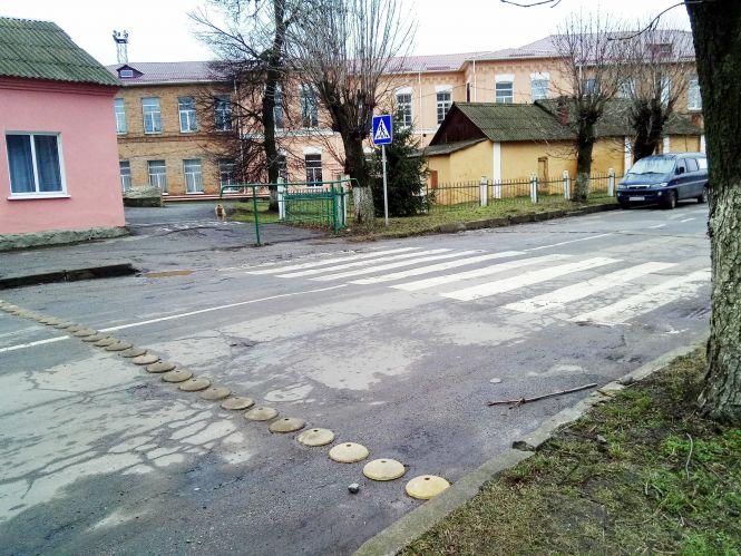 Попереджувальні знаки перед "лежачими поліцейськими" встановили, фото №1 на сайті 20minut.ua