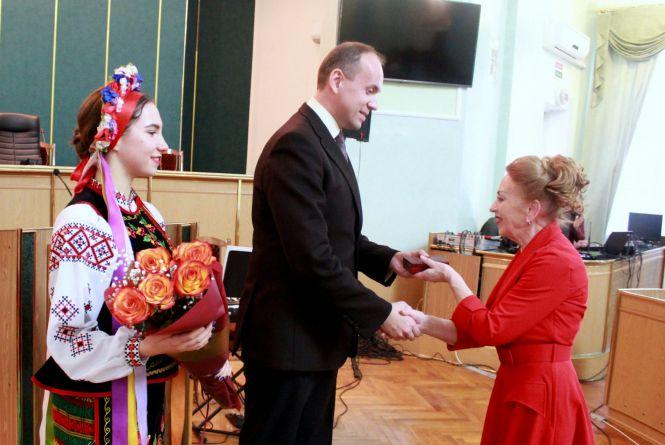 Новини Хмельницького - фото з Дмитро Габінет вручив державні нагороди та почесні відзнаки визначним хмельничанам Дмитро Габінет вручив державні нагороди та почесні відзнаки визначним хмельничанам, фото №3 на сайті vsim.ua