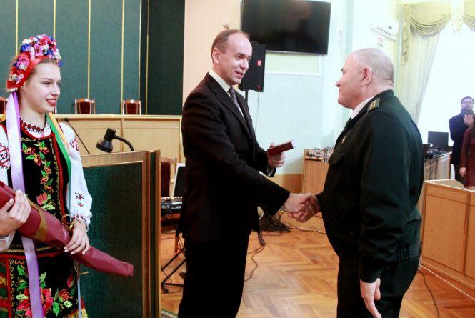 Новини Хмельницького - фото з Дмитро Габінет вручив державні нагороди та почесні відзнаки визначним хмельничанам Дмитро Габінет вручив державні нагороди та почесні відзнаки визначним хмельничанам, фото №2 на сайті vsim.ua