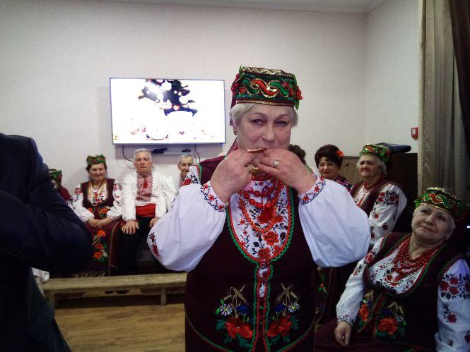 Запальний циганський танок, гуморески та щедрівки: почали святкувати Новий рік, фото №11 на сайті 20minut.ua