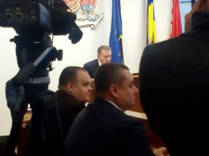 Новини Вінниці - фото з Мітинг у вінницькі мерії: люди хочуть потрапити на сесію міської ради Мітинг у вінницькі мерії: люди хочуть потрапити на сесію міської ради, фото №3 на сайті 20minut.ua