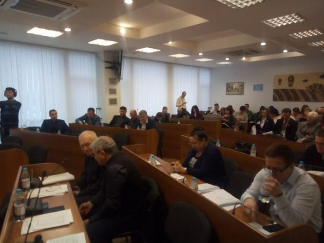 Новини Вінниці - фото з Мітинг у вінницькі мерії: люди хочуть потрапити на сесію міської ради Мітинг у вінницькі мерії: люди хочуть потрапити на сесію міської ради, фото №2 на сайті 20minut.ua