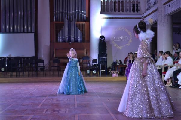 Яким був  перший різдвяний благодійний бал у Хмельницькому (ФОТО), фото №26 на сайті vsim.ua