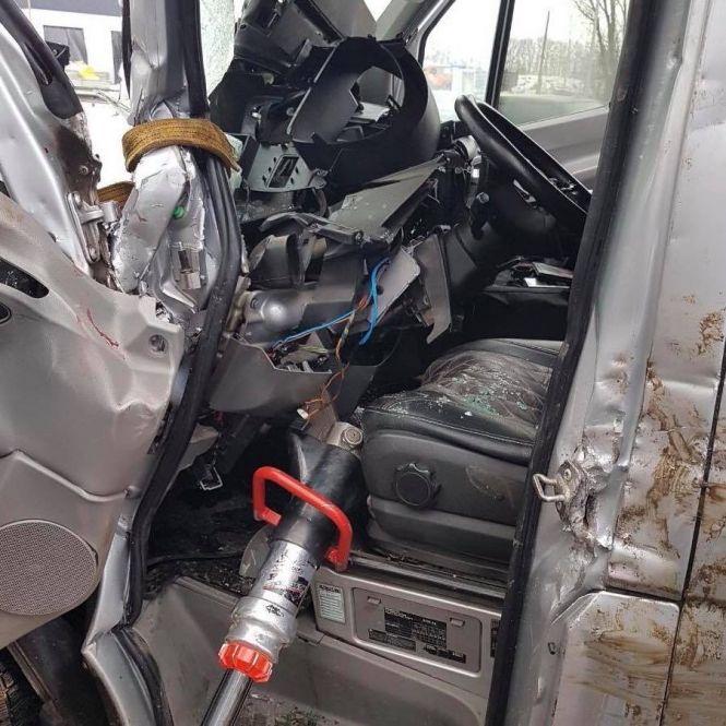 ДТП на об’їзній: рятувальники вирізали водія Mercedes. Він живий, фото №1 на сайті 20minut.ua