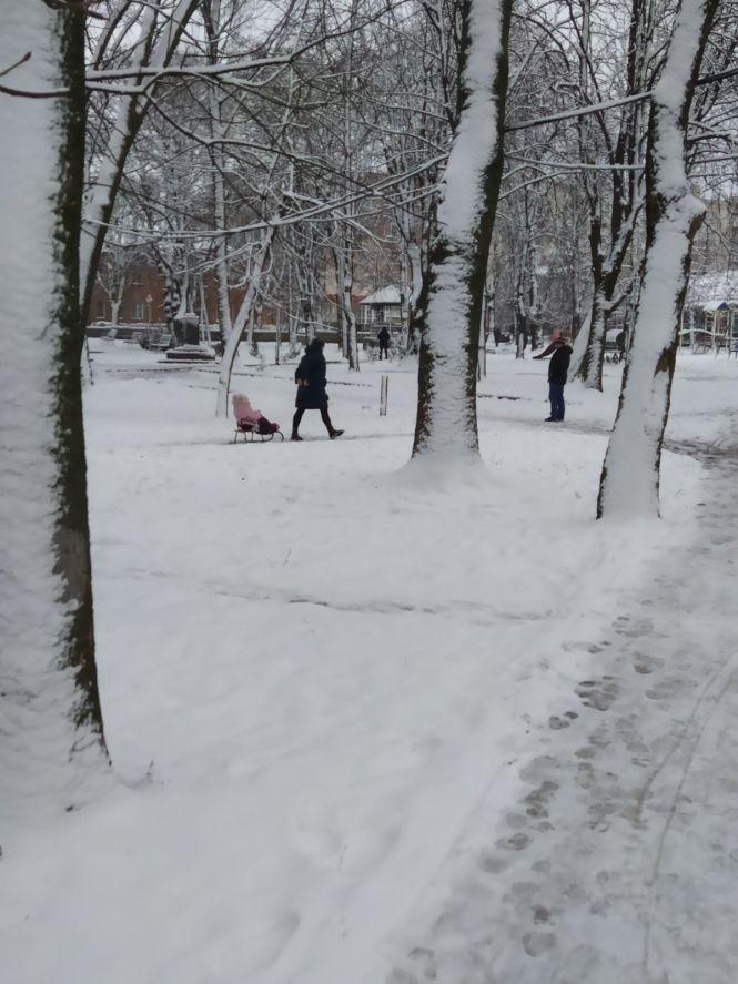 Фото дня: білий сніг, чорний дим, фото №3 на сайті 20minut.ua