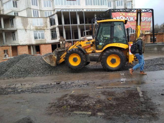 Новини Вінниці - фото з «Ускладнило рух пішоходів»: на Стрілецькій екскаватор пошкодив асфальт «Ускладнило рух пішоходів»: на Стрілецькій екскаватор пошкодив асфальт, фото №2 на сайті 20minut.ua