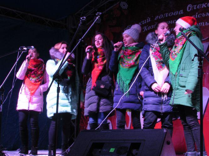 Новини Козятина - фото з Марафон новорічних заходів: смакували глінтвейн, шашлики та слухали концерт Марафон новорічних заходів: смакували глінтвейн, шашлики та слухали концерт, фото №4 на сайті 20minut.ua