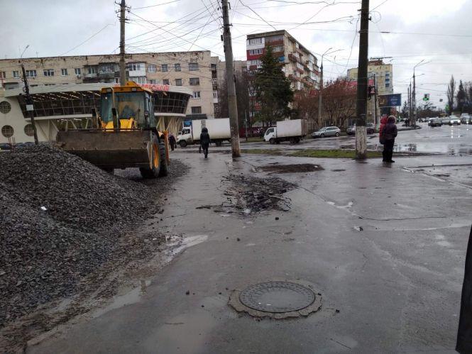 Новини Вінниці - фото з «Ускладнило рух пішоходів»: на Стрілецькій екскаватор пошкодив асфальт «Ускладнило рух пішоходів»: на Стрілецькій екскаватор пошкодив асфальт, фото №4 на сайті 20minut.ua