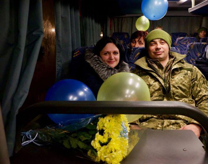 Новини Вінниці - фото з Чекала майже 5 років. Уродженка Крижополя зустріла чоловіка, який повернувся з полону Чекала майже 5 років. Уродженка Крижополя зустріла чоловіка, який повернувся з полону, фото №3 на сайті 20minut.ua