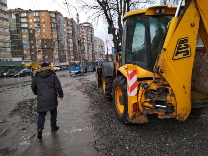 Новини Вінниці - фото з «Ускладнило рух пішоходів»: на Стрілецькій екскаватор пошкодив асфальт «Ускладнило рух пішоходів»: на Стрілецькій екскаватор пошкодив асфальт, фото №3 на сайті 20minut.ua