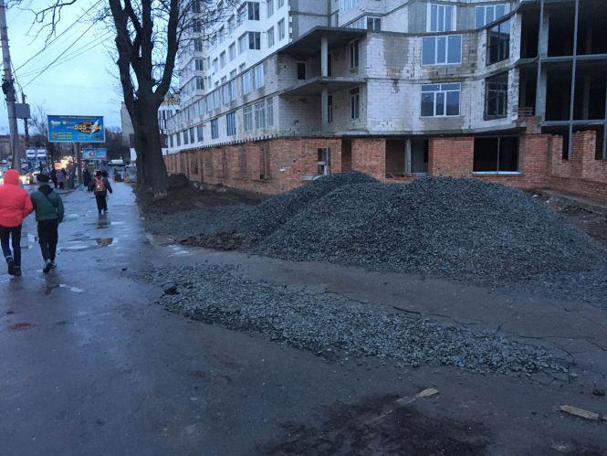 Новини Вінниці - фото з «Ускладнило рух пішоходів»: на Стрілецькій екскаватор пошкодив асфальт «Ускладнило рух пішоходів»: на Стрілецькій екскаватор пошкодив асфальт, фото №5 на сайті 20minut.ua