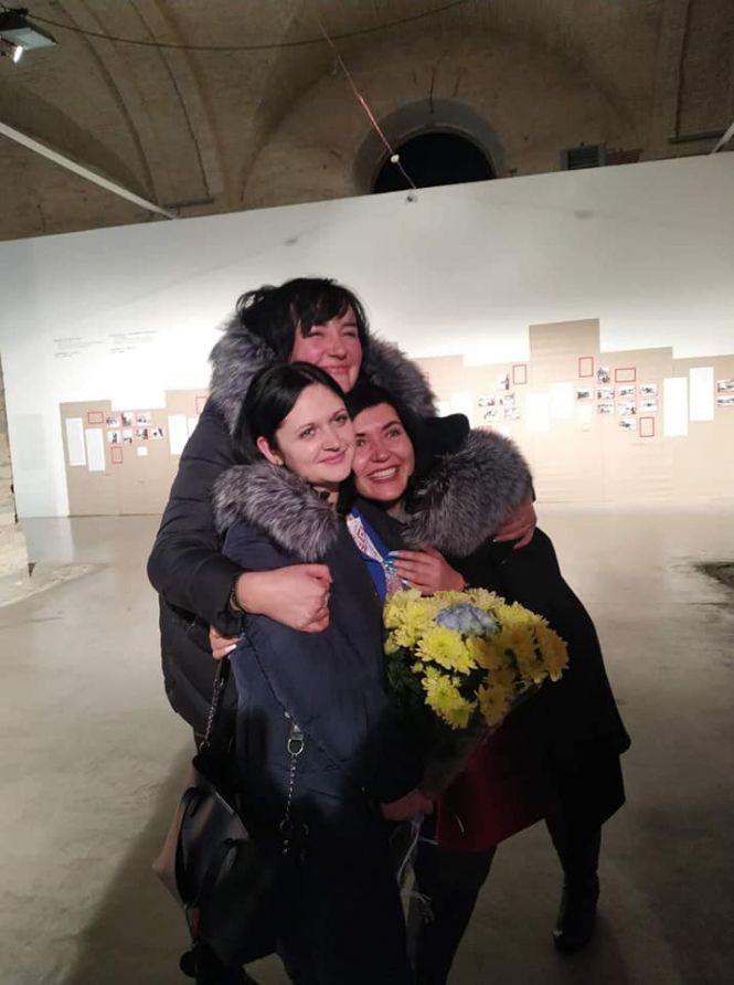 Новини Вінниці - фото з Чекала майже 5 років. Уродженка Крижополя зустріла чоловіка, який повернувся з полону Чекала майже 5 років. Уродженка Крижополя зустріла чоловіка, який повернувся з полону, фото №4 на сайті 20minut.ua