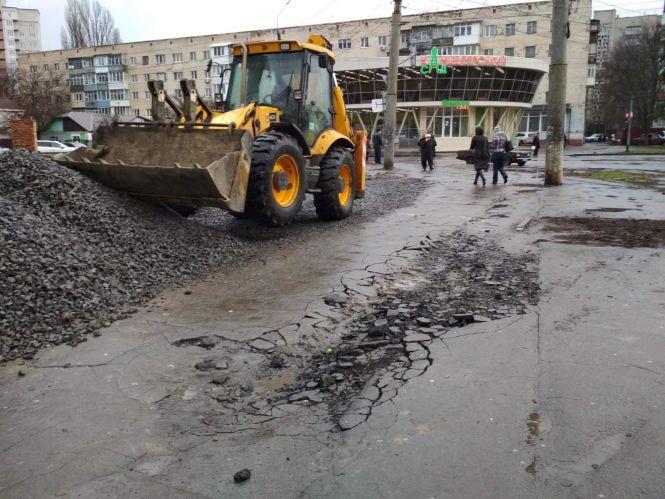 Новини Вінниці - фото з «Ускладнило рух пішоходів»: на Стрілецькій екскаватор пошкодив асфальт «Ускладнило рух пішоходів»: на Стрілецькій екскаватор пошкодив асфальт, фото №1 на сайті 20minut.ua