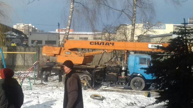 Новини Тернополя - фото з «Свиня» під Новий рік: на Тролейбусній будівельний кран нищить дитячий майданчик