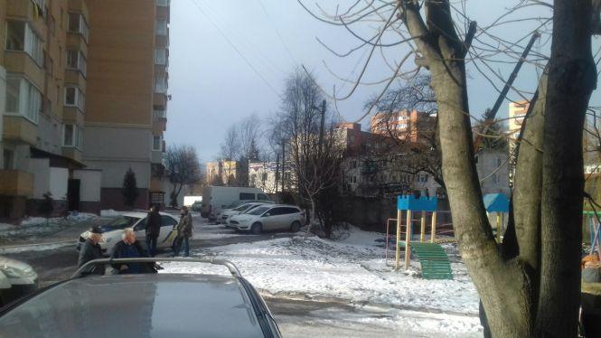 Новини Тернополя - фото з «Свиня» під Новий рік: на Тролейбусній будівельний кран нищить дитячий майданчик