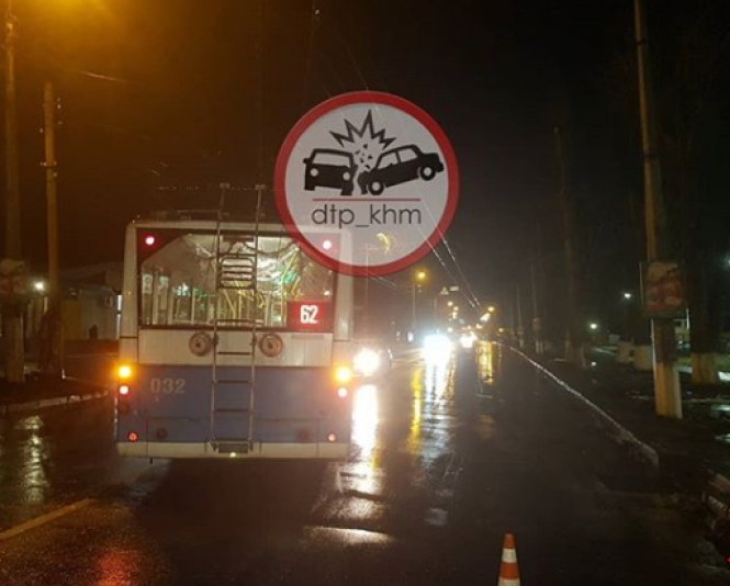 Новини Хмельницького - фото з У Хмельницькому тролейбус збив чоловіка (ФОТО) У Хмельницькому тролейбус збив чоловіка (ФОТО), фото №1 на сайті vsim.ua