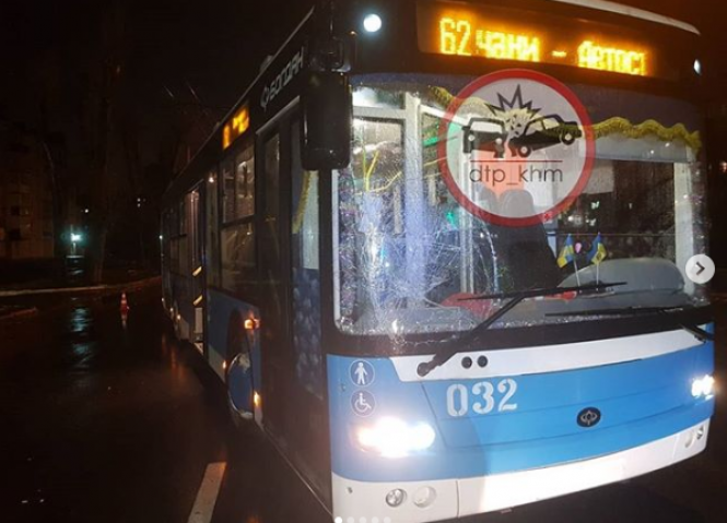 Новини Хмельницького - фото з У Хмельницькому тролейбус збив чоловіка (ФОТО) У Хмельницькому тролейбус збив чоловіка (ФОТО), фото №2 на сайті vsim.ua