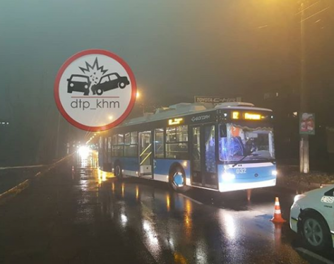 Новини Хмельницького - фото з У Хмельницькому тролейбус збив чоловіка (ФОТО) У Хмельницькому тролейбус збив чоловіка (ФОТО), фото №3 на сайті vsim.ua