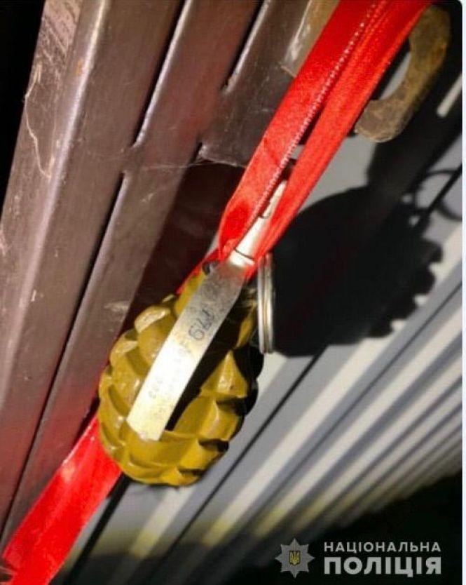 «Подарунок» на Новий рік: вінничанину до воріт прив'язали гранату, фото №1 на сайті 20minut.ua