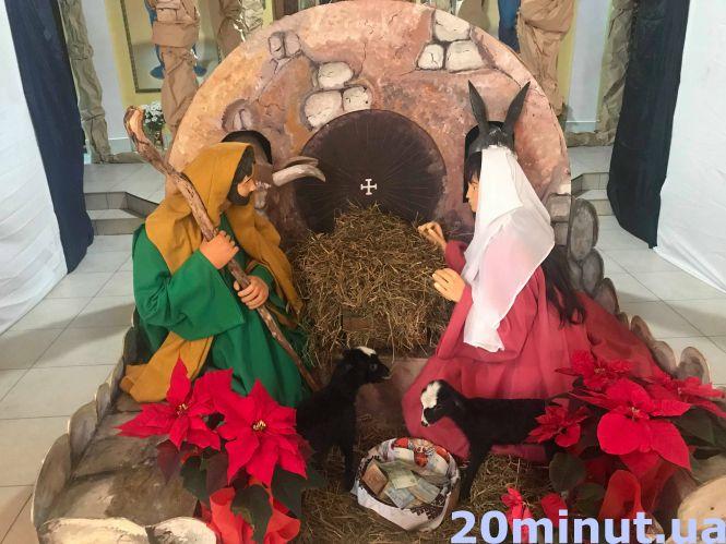 Новини Тернополя - фото з У Тернополі вже встановили найбільшу різдвяну шопку в Україні. Яка вона? ФОТОРЕПОРТАЖ У Тернополі вже встановили найбільшу різдвяну шопку в Україні. Яка вона? ФОТОРЕПОРТАЖ, фото №3 на сайті 20minut.ua