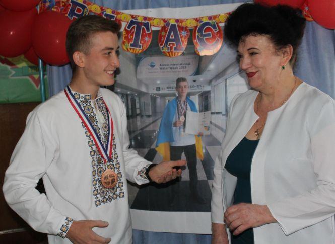 Новини Вінниці - фото з За що Зеленський дав стипендію Президента учневі з Якушинець? За що Зеленський дав стипендію Президента учневі з Якушинець?, фото №7 на сайті 20minut.ua