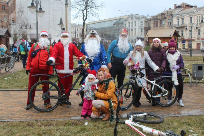 Новини Вінниці - фото з У Вінниці відбувся ювілейний парад Велоснігурок та Дідоморозів У Вінниці відбувся ювілейний парад Велоснігурок та Дідоморозів, фото №1 на сайті 20minut.ua