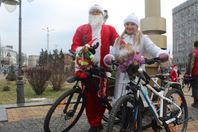 Новини Вінниці - фото з У Вінниці відбувся ювілейний парад Велоснігурок та Дідоморозів У Вінниці відбувся ювілейний парад Велоснігурок та Дідоморозів, фото №2 на сайті 20minut.ua
