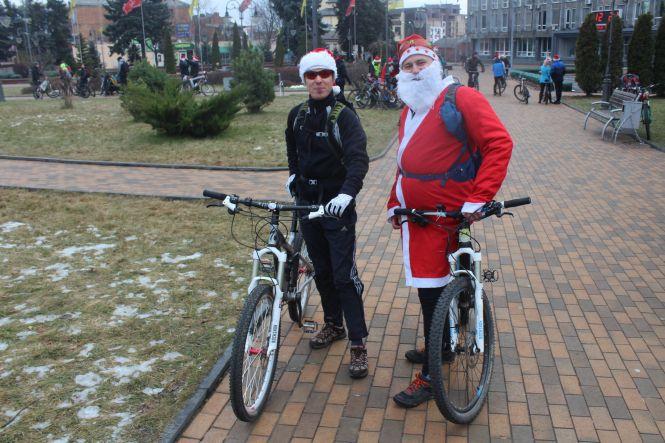 Новини Вінниці - фото з У Вінниці відбувся ювілейний парад Велоснігурок та Дідоморозів У Вінниці відбувся ювілейний парад Велоснігурок та Дідоморозів, фото №3 на сайті 20minut.ua