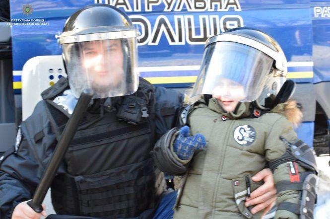 Новини Тернополя - фото з На Різдво патрульні запрошують тернополян та гостей міста на Театральний майдан На Різдво патрульні запрошують тернополян та гостей міста на Театральний майдан, фото №1 на сайті 20minut.ua